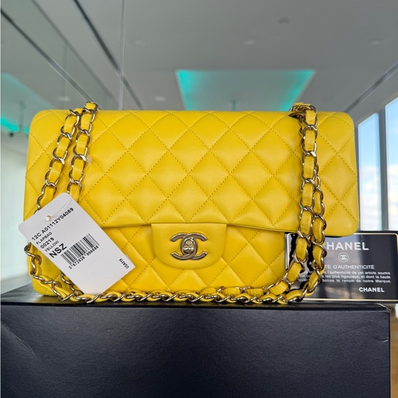 LOT 1801 YELLOW CHANEL MEDIUM DOUBLE FLAP METAL SHINY LIGHT GOLD HARDWARE - Picture 1 of 17